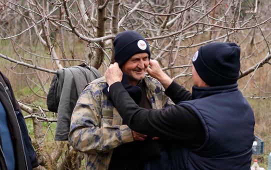 Kemalpaşa'da Çiftçilere Yelek ve Bere Hediye Edildi