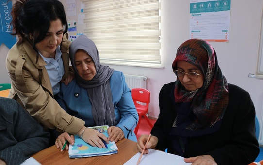 Kilis'te Okuma Yazma Kursuna Katılan İki Kadın, Hayatlarında Kolaylık Yaşıyor