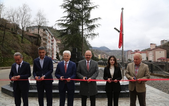 Giresun'un Yağlıdere ilçesinden ABD'ye göç eden ilk gurbetçiye anıt açıldı