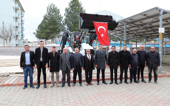 Tokat İl Özel İdaresi, Sulusaray İlçe Özel İdaresine yeni kepçe teslim etti
