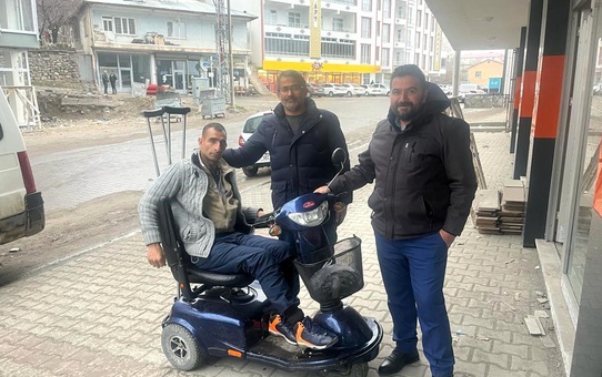 Bitlis'te koltuk altı değnekleriyle yürüyen Yüksel Günay'a akülü araba hediye edildi