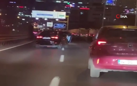 Beylikdüzü'nde birbirlerini sıkıştırarak ilerleyen ve camdan sarkarak tartışan 2 sürücü yakalandı