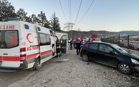 Bolu'da otomobilin istinat duvarına çarpması sonucu 1'i çocuk, 4 kişi yaralandı