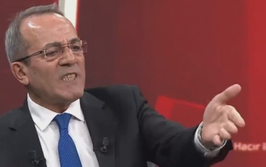 Sinirlerine hakim olamayan gazeteci canlı yayında küfretti