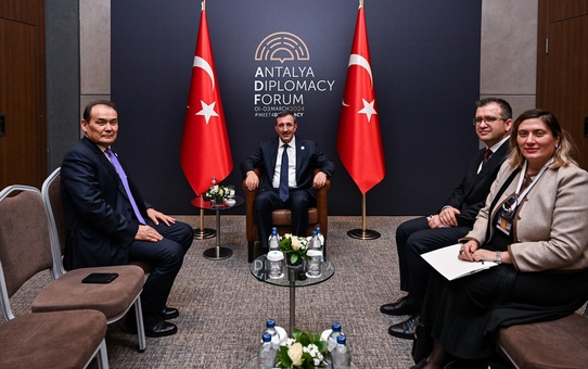 Cumhurbaşkanı Yardımcısı Cevdet Yılmaz, Türk Yatırım Fonu Başkanı Baghdad Amreyev'i kabul etti