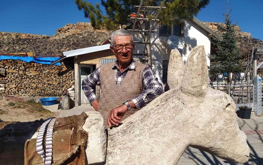Emekli Ahmet Uludağ, taşları sanat eserine dönüştürüyor