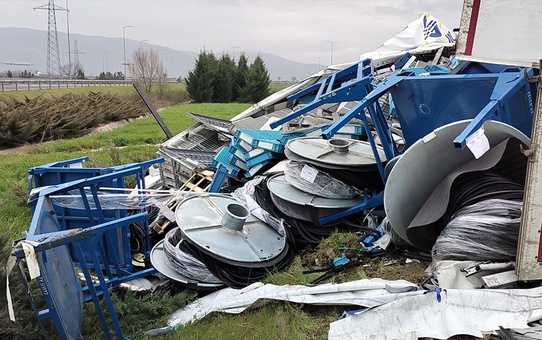 Bariyerlere Çarpan Tırın Sürücüsü Yaralandı