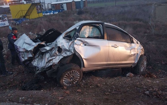 Isparta'da Reklam Panosuna Çarpan Otomobil Kazası: 1 Ölü, 3 Yaralı