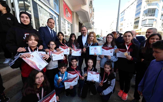 Mehmet Kasapoğlu İzmir'de Gençlik ve Spor projelerini anlattı