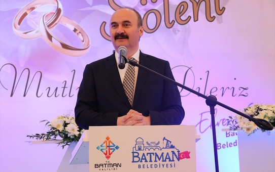 Batman Belediyesi tarafından düzenlenen toplu nikah töreniyle 100 çift dünyaevine girdi