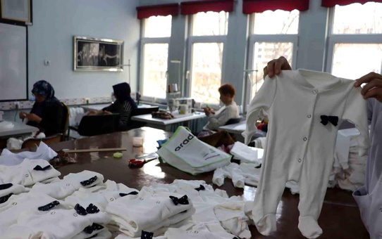 Kayseri'de Halk Eğitim Merkezi, Gazze'deki Bebeklere Zıbın Üretiyor