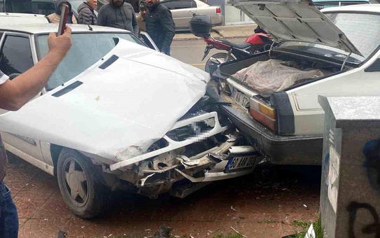 Tokat'ta 5 aracın karıştığı zincirleme trafik kazası maddi hasarla atlatıldı
