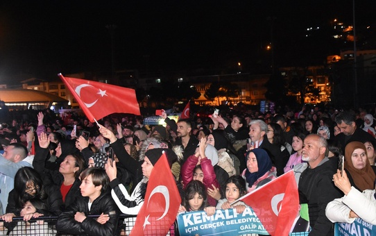 Mustafa Ceceli, Kemalpaşa'da konser verdi
