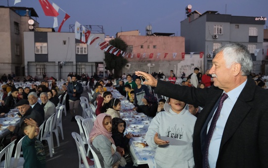 Adana Büyükşehir Belediyesi, Şakirpaşa Mahallesi'nde iftar sofrası kurdu