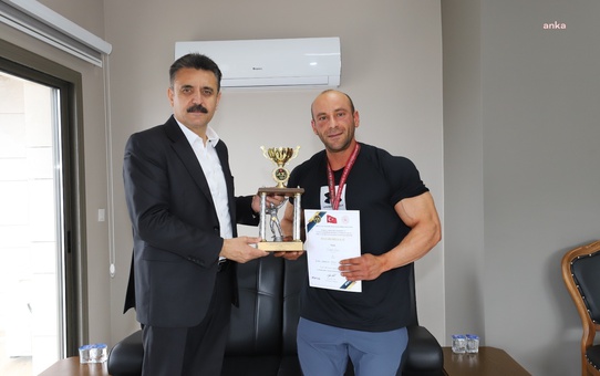 Dikili Belediye Başkanı, Türkiye Vücut Geliştirme Fitness ve Bilek Güreşi Federasyonu Avrupa Şampiyonası'nda Türkiye Şampiyonu Yılmaz Acar'ı tebrik etti