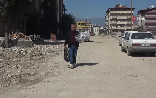 Depremde yıkılan şehirde hayat mücadelesi