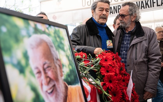 Selvi Boylum Al Yazmalım'ın yapımcısı Arif Keskiner son yolculuğuna uğurlandı! Kadir İnanır duygusal anlar yaşadı