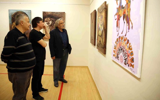 Ressam Ömer Ünsal'ın 'At, Primitif ve Deprem' Temalı Sergisi Açıldı