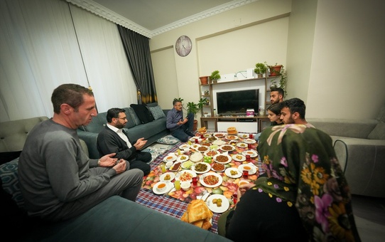 Hakkari Valisi Ali Çelik, şehit güvenlik korucusunun ailesinin iftar sofrasına konuk oldu