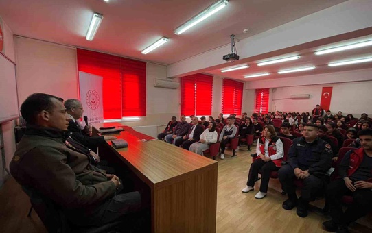 Osmaniye'de 'Vatan ve Kahramanlık Buluşmaları' Projesi ile öğrencilerle gaziler bir araya geldi