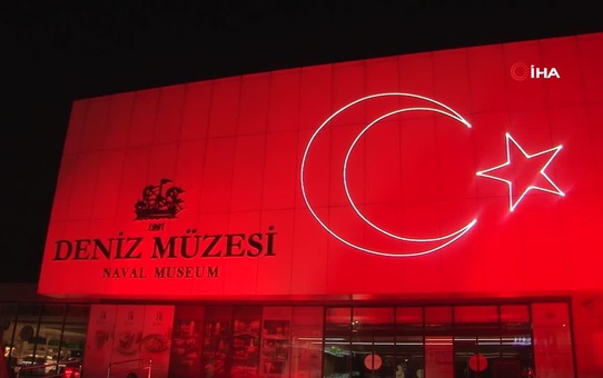 Tarihi Beyazıt Kulesi'ne Türk Bayrağı yansıtıldı