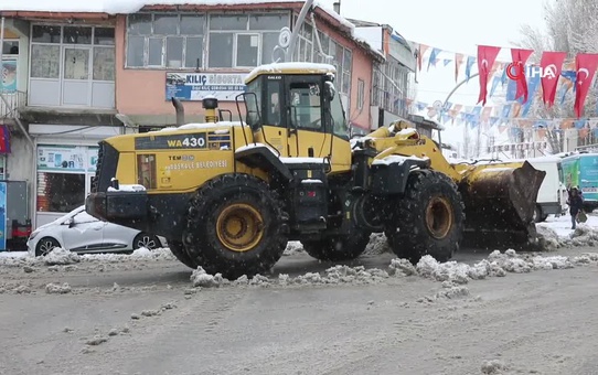 Başkale'de kış geri döndü: 21 yerleşim yerinin yolu kardan ulaşıma kapandı