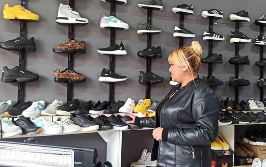 Kahramanmaraş'taki depremlerde iş yeri yıkılan 3 çocuk annesi kadın, yeniden iş yeri açarak hayata tutunmaya başladı