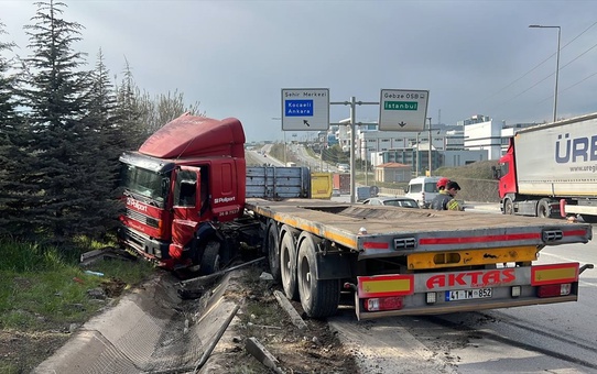 Gebze'de tahliye kanalına devrilen tırın sürücüsü yaralandı