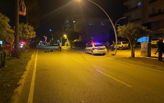 Antalya'da motosikletin yayaya çarpması sonucu 2 kişi ağır yaralandı