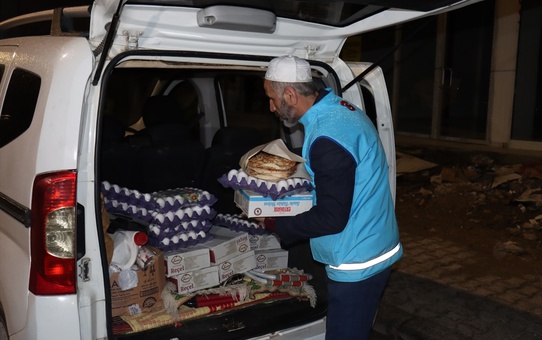 Adıyaman'da din görevlisi yetim ve ihtiyaç sahibi ailelere yardım götürüyor