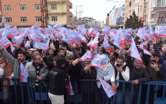 Kendini 'yerli patates' olarak tanıtan Belediye Başkan Adayı Ahi'den gövde gösterisi