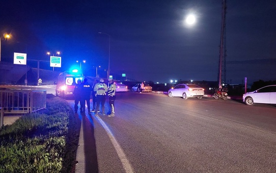 İzmir Kemalpaşa'da refüje çarpan otomobilin sürücüsü yaralandı