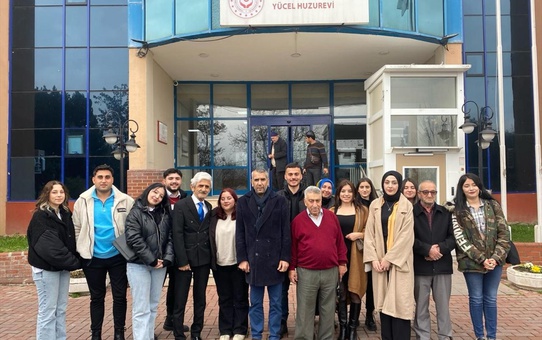 Karabük Üniversitesi Öğrencileri Yücel Huzurevi'ni Ziyaret Etti