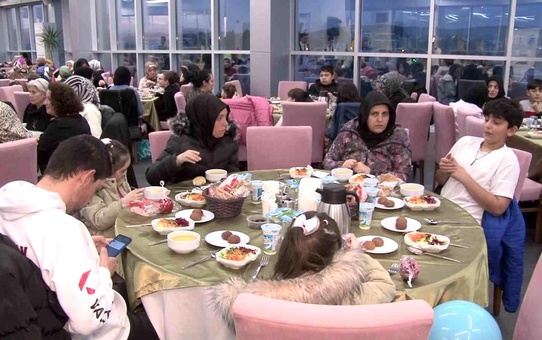 Tuzla Belediyesi Gönül Elleri Çarşısı, Yetim Çocuklar İçin İftar Programı Düzenledi
