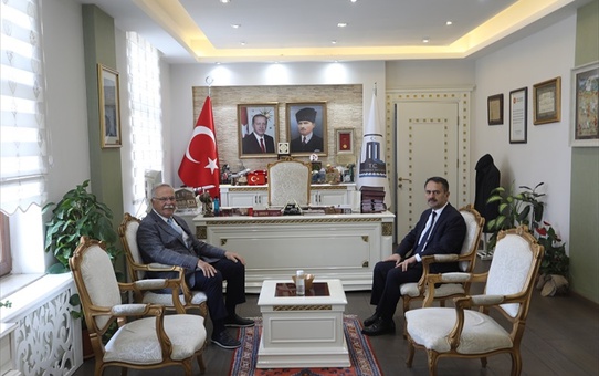 Çanakkale Belediye Başkanı Ülgür Gökhan, Vali İlhami Aktaş'a veda ziyaretinde bulundu