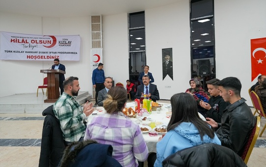 Hakkari'de Türk Kızılayı Dünya Yetimler Günü İftar Programı Düzenledi