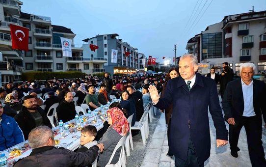 Denizli Büyükşehir Belediyesi Asmalıevler Mahallesi'nde İftar Sofrası Kurdu
