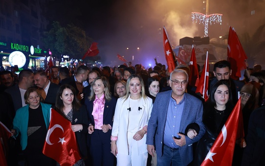 Adana'da Cumhur İttifakı'nın Çukurova Belediye Başkan adayı Firdevs Cingözler'in düzenlediği yürüyüş