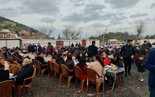 Ceyhan Belediyesi İslahiye'de İftar Sofrası Kurdu