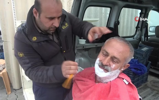 Depremde dükkanını kaybeden afetzede berberden seyyar çözüm