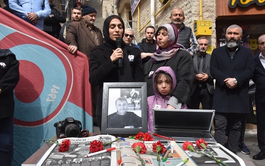 Artvin'de trafik kazasında hayatını kaybeden gazeteci Tolga Gül'ün cenazesi defnedildi