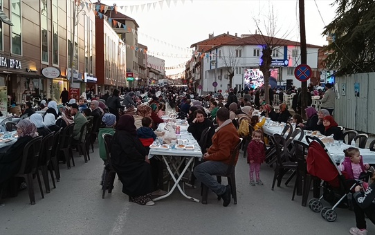 Bilecik Pazaryeri'nde 5 Bin Kişinin Katıldığı İftar Programı Düzenlendi