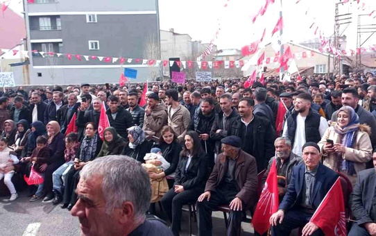 CHP'nin Tutak Belediye Başkan adayı Zehra Öztürk partililerle buluştu