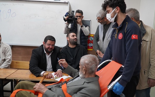 Yatağa bağımlı yaşlı adam ambulansla oy kullanabildi