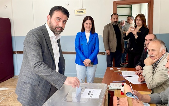 AK Parti Karabük Milletvekili Cem Şahin, Mahalli İdareler Genel Seçimleri için oyunu verdi