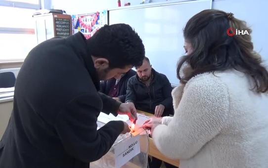 Kars'ta vatandaşlar oy kullanmaya başladı