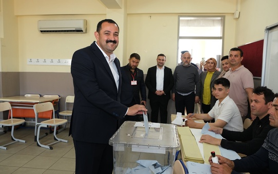 Cumhur İttifakı'nın Kepez Belediye Başkan adayı Rıza Sümer oyunu kullandı