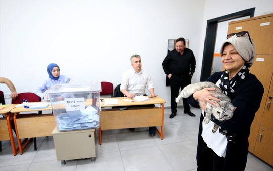 Kırklareli'nde bir kadın, oy kullanmak için kedisiyle sandık başına geldi