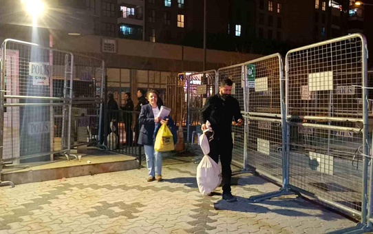 Sancaktepe'de okullarda sayılan oylar İlçe Seçim Kuruluna getiriliyor
