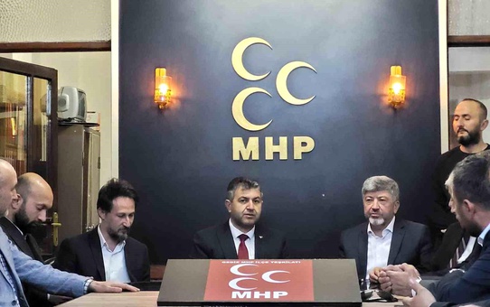 Gediz Belediye Başkanı Necdet Akel'i tebrik edenler AK Parti adayı ve ilçe başkanı oldu